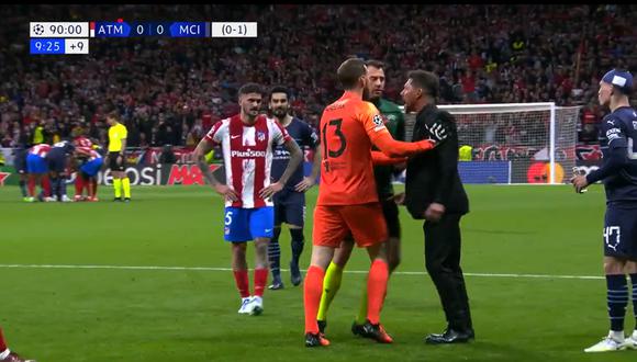 Diego Simeone invadió el campo para tranquilizar a Stefan Savić. (Foto: Captura ESPN)