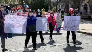 Maestros de Bolivia desafían al coronavirus con una marcha antigubernamental 