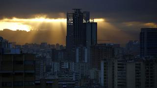La vida en el rascacielos invadido de Caracas