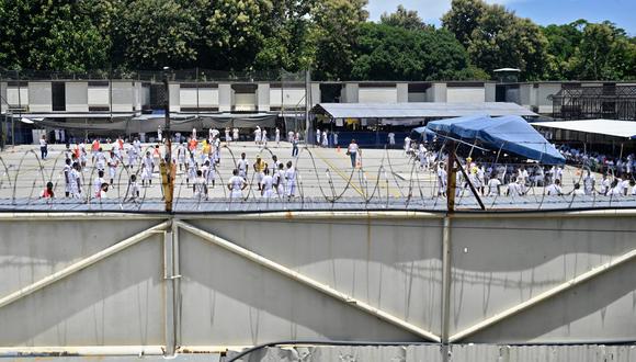 Reclusos hacen ejercicio como parte del "Plan Ocio Cero" del gobierno en el patio de la prisión La Esperanza en Ayutuxtepeque, 10 km al norte de San Salvador, el 22 de agosto de 2022. (Foto de Sthanly ESTRADA / AFP)