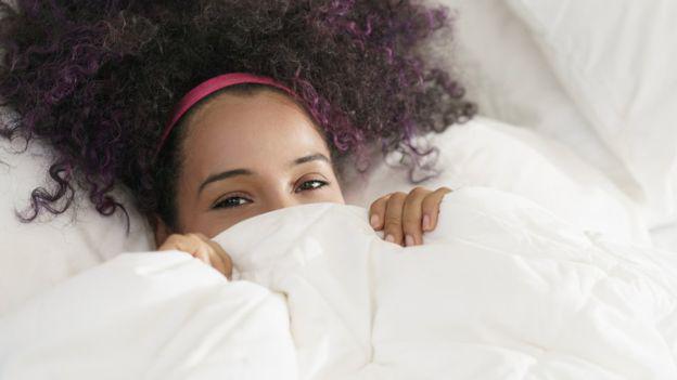 Los introvertidos no suelen sentir que tienen problemas si no tienen planes para salir y deben quedarse en casa. (Foto: Getty)