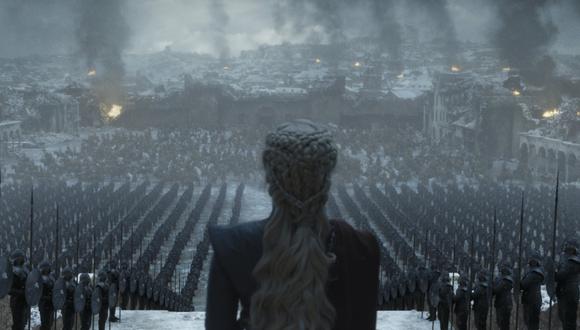 "Game of Thrones". Daenerys Targaryen (Emilia Clarke) observa el caos que causó en Kings Landing. Foto: HBO.