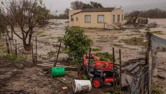 Las aguas de la inundación inundan una casa junto al río Salinas cerca de Chualar, California.