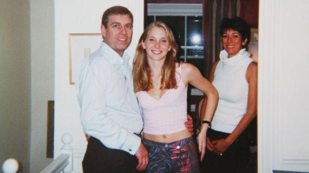 Giuffre (centro) dijo que fue abusada por el príncipe Andrés (izda.) en la casa de Ghislaine Maxwell (dcha.) en Londres. Esta imagen es de 2001. (Virginia Roberts).