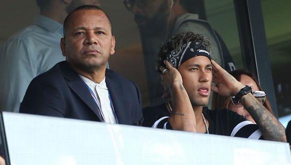 Neymar y su padre observando un partido de fútbol en Francia. (Foto: AP)