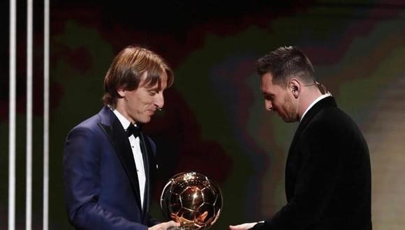 Luka Modric le entregó el Balón de Oro a Lionel Messi | Foto: Agencias