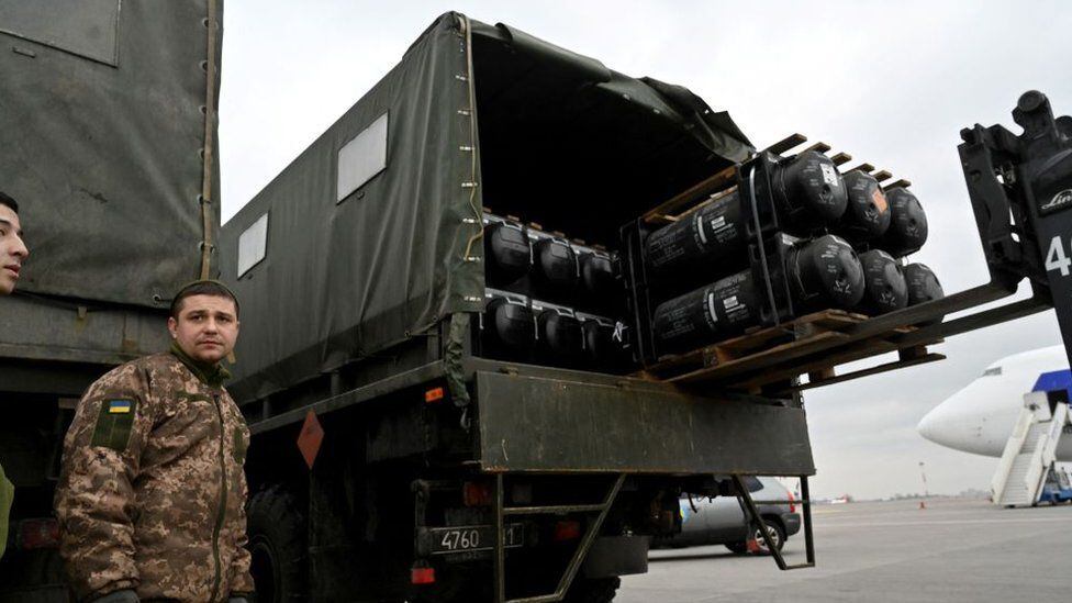 Ukrainian soldiers unload Javelin anti-tank systems before the Russian invasion.  (GETTY IMAGES)