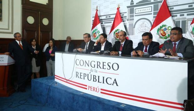 Los congresistas del Partido Aprista brindaron una conferencia de prensa para defender el asilo que pidió Alan García a Uruguay. (Foto: Alessandro Currarino / El Comercio)