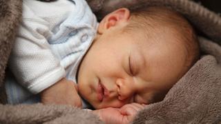 Bebés con alimentación sólida antes de los seis meses duermen mejor