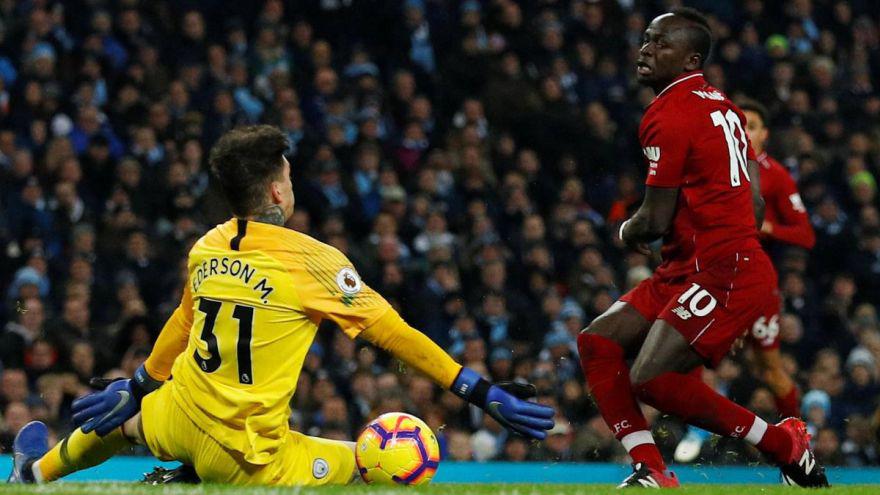 Sobre los 17 minutos del encuentro, una confusión dentro del área del Manchester City casi termina en el 1-0 del Liverpool (Foto: AFP)