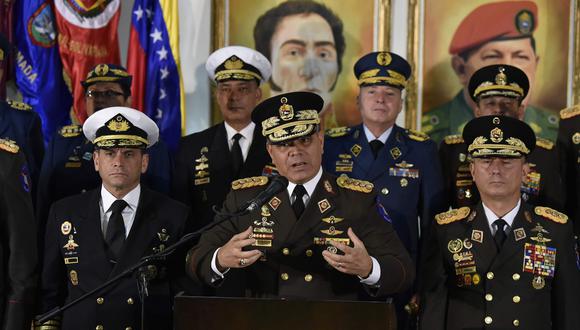 Venezuela: Vladimir Padrino y el alto mando militar ratifican su apoyo a Nicolás Maduro tras la juramentación de Juan Guaidó. (AFP).