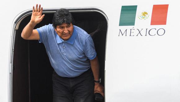 El expresidente boliviano Evo Morales saluda al aterrizar en la Ciudad de México, el 12 de noviembre de 2019. (PEDRO PARDO / AFP).