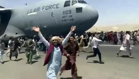Cientos de personas corren junto a un avión de transporte C-17 de la Fuerza Aérea de EE. UU. mientras avanza por una pista del aeropuerto internacional de Kabul, Afganistán, el lunes 16 de agosto del 2021. (CGU verificado a través de AP).