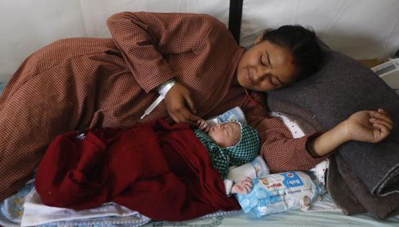 Nepal: Bebé nació en hospital de campaña tras terremoto
