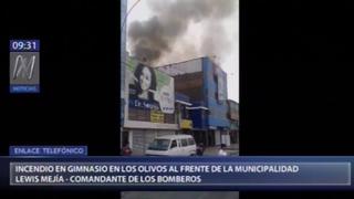 Los Olivos: incendio en gimnasio de la Av. Carlos Izaguirre