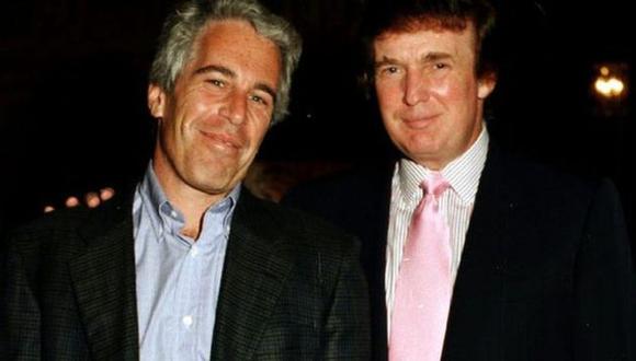 Fotografías de Jeffrey Epstein junto a destacados empresarios o incluso miembros de la realeza eran comunes, como ésta con Donald Trump, en 1997.