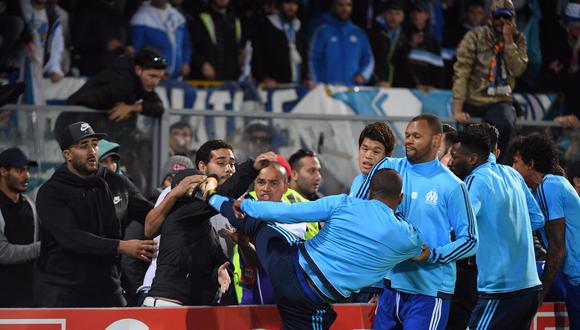 Patrice Evra no soportó los insultos y decidió darle una patada a un hincha. (Foto: L'Équipe)