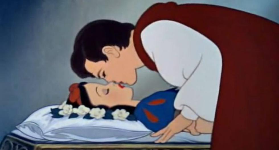 Blancanieves y el príncipe Fernando rompen el hechizo con un beso de amor. (Foto: Captura YouTube)