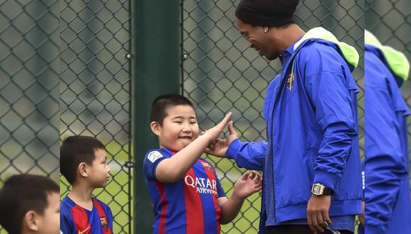 Ronaldinho cautivó a niños en China y así lo saludaron (VIDEO)