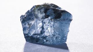 El extraño y valioso diamante azul hallado en Sudáfrica