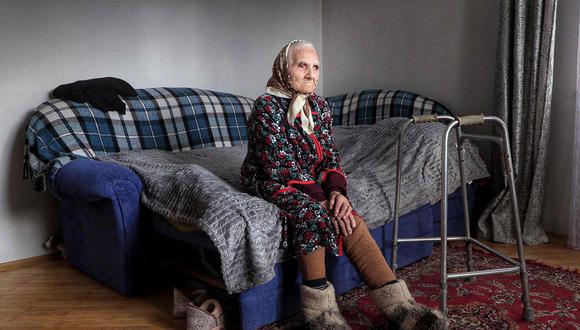 Rozalia Choba, que pasó diez años en Siberia como prisionera política, se sienta en un sofá de su casa en el pueblo de Solonka, en las afueras de Lviv, en el oeste de Ucrania. (Ionut IORDACHESCU / AFP)