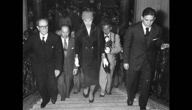 Gladys Zender recorre las instalaciones del diario El Comercio, acompañada de Alejandro Miro Quesada Cisneros. (Fotos: archivo El Comercio)