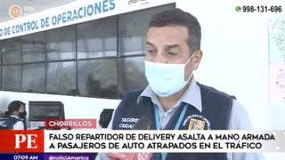 Chorrillos: falso motorizado para delivery asalta automóvil durante congestión vehicular | VIDEO 
