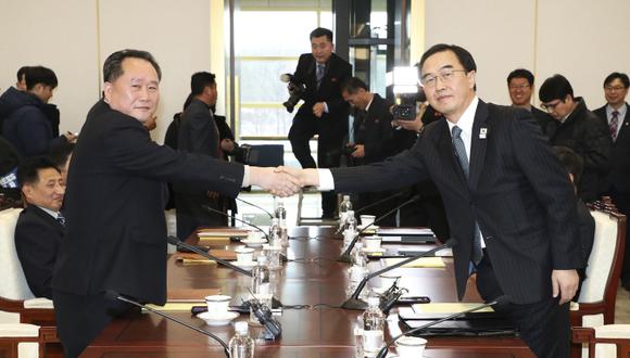El jefe de la delegación de Corea del Norte, Ri Son-gwon, estrecha la mano del líder de la delegación surcoreana, Cho Myoung-gyon. (Foto: AP)