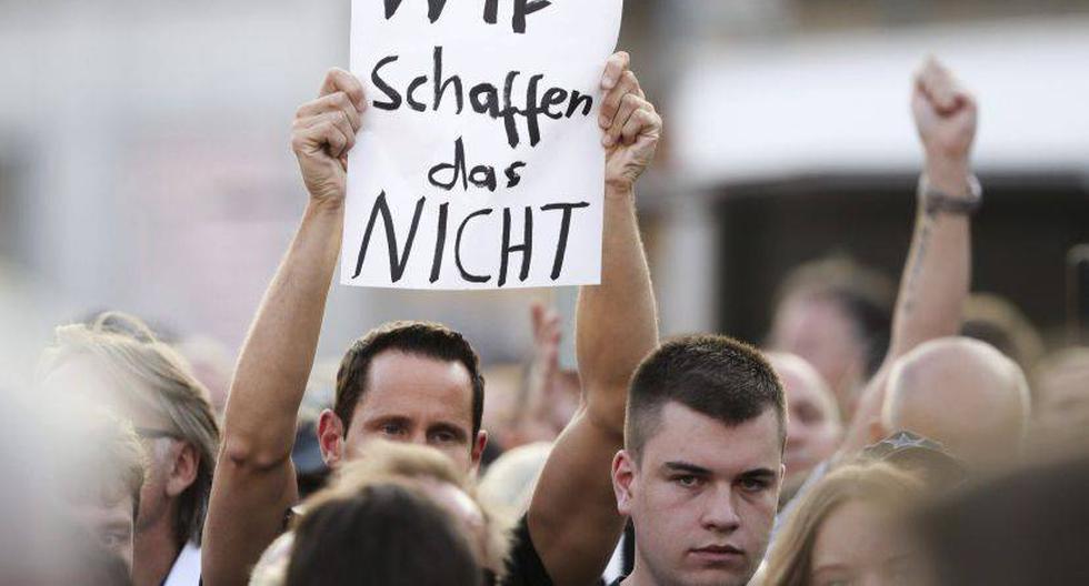 Un hombre sostiene una pancarta en la que se puede leer &quot;No podemos hacerlo&quot;, en referencia al eslogan de la canciller Angela Merkel. (Fuente: EFE)