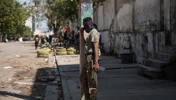 Un policía enmascarado vigila las calles, el 1 de marzo de 2024, en Puerto Príncipe, Haití. (Foto de Johnson Sabin / EFE)