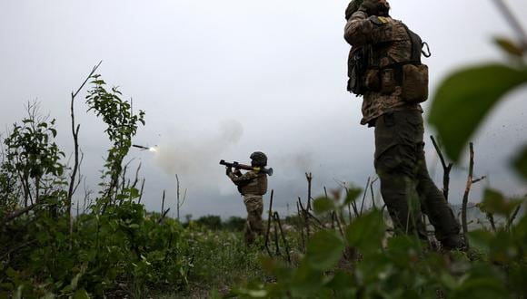 Soldados ucranianos de la 28.a Brigada Mecanizada Separada disparan un lanzagranadas en la línea del frente cerca de la ciudad de Bakhmut, región de Donetsk, el 17 de junio de 2023. (Foto referencial de Anatolii STEPANOV / AFP)