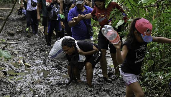Migrantes venezolanos llegan al pueblo de Canaan Membrillo, el primer control fronterizo de la provincia de Darién en Panamá, el 13 de octubre de 2022. (Foto de Luis ACOSTA / AFP)