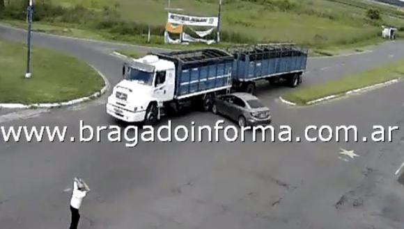 YouTube: camión embistió su auto y ella salió ilesa (VIDEO)