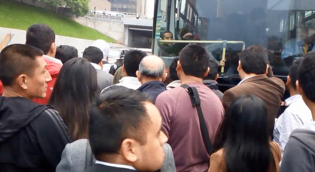 Bus del Metropolitano se malogró en estación Canaval y Moreyra y obligó a pasajeros salir por las barandas. (Foto: Daniel Bedoya / El Comercio)