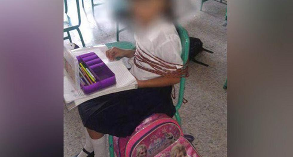 Una niña es amarrada a su pupitre en una primaria de Veracruz; la madre autorizó el “correctivo”. (Foto: Facebook/Sinembargo.com.mx)