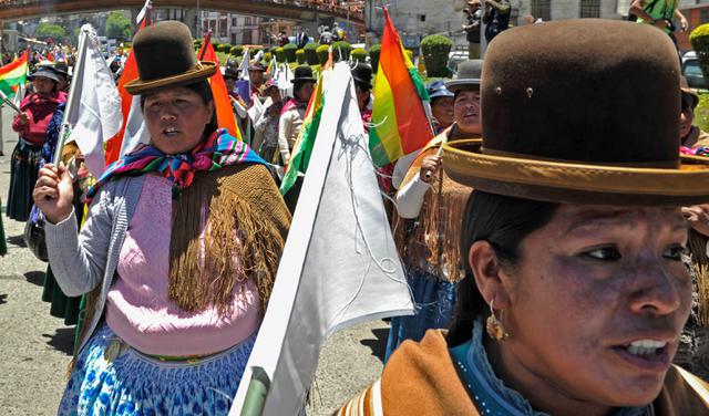 Centenares de campesinos, mineros, indígenas, sindicalistas y funcionarios estatales marcharon hasta la plaza Mayor de San Francisco con banderas bolivianas y del oficialista Movimiento al Socialismo (MAS), para hacer un mitin en respaldo a Evo Morales. (AFP / JORGE BERNAL).
