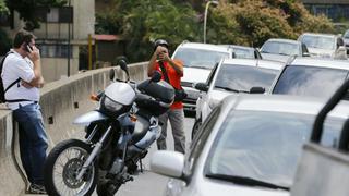 Venezolanos acuden a una carretera para hablar por teléfono debido a apagón