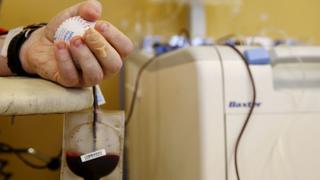 Francia autoriza a los homosexuales donar sangre