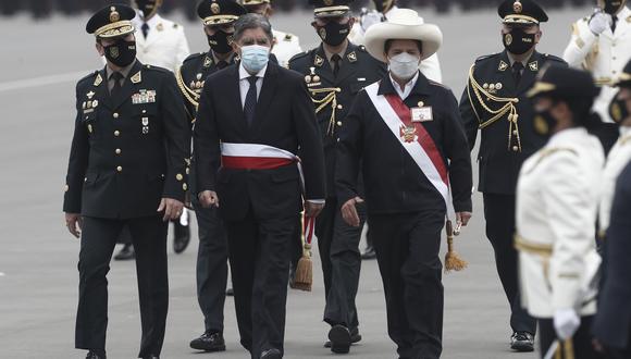 El presidente Pedro Castillo y el ministro del Interior, Avelino Guillén, participan en la ceremonia de graduación de 244 cadetes de la Escuela de Oficiales de la PNP, el pasado 21 de diciembre. (Foto: César Campos/@photo.gec).