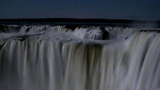 ¿Sabías que podías visitar las cataratas de Iguazú en las noches de luna llena?
