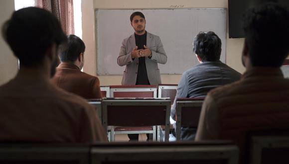Los estudiantes varones volvieron a sus clases el 6 de marzo después de que las universidades afganas reabrieran después de unas vacaciones de invierno, pero las mujeres siguen siendo prohibidas por las autoridades talibanes. (Foto de Wakil Kohsar / AFP)