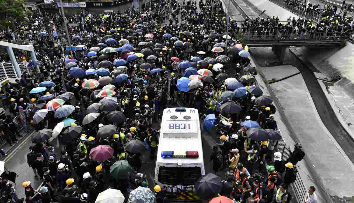 Manifestantes bloquean una camioneta de la policía durante una manifestación en el distrito de Yuen Long en Hong Kong. (Foto: AFP)