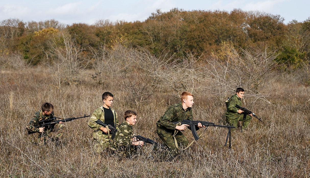 Students from the General Yermolov Cadet School attend a military tactical exercise on the ground, which includes intrenchment training, forest survival studies and other activities, outside the southern city of Stavropol, Russia, October 21, 2017. REUTERS/Eduard Korniyenko  SEARCH "KORNIYENKO TEENAGERS" FOR THIS STORY. SEARCH "WIDER IMAGE" FOR ALL STORIES.
