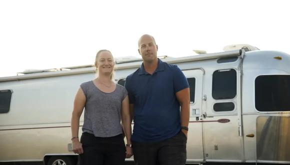 Steve y Courtney Adcock, la pareja estadounidense radicada en Arizona que se jubiló a los 35 años y vive solo de inversiones. (CNBC).