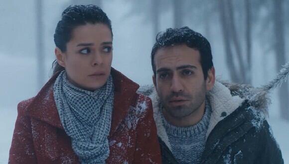 Zeynep y Fatith buscan a Selin en "Amor a segunda vista" (Foto: Süreç Film)