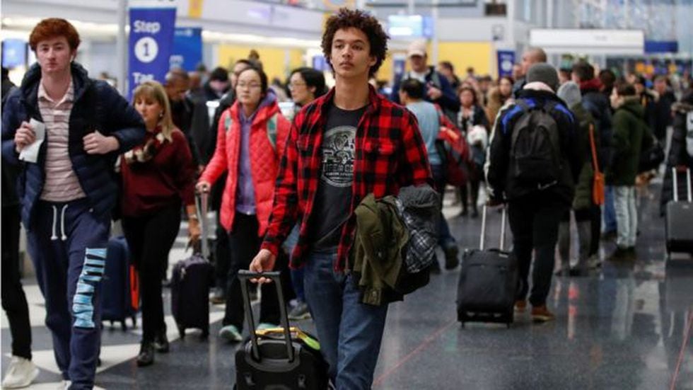 Los aeropuertos suelen estar llenos de gente la víspera del Día de Acción de Gracias.