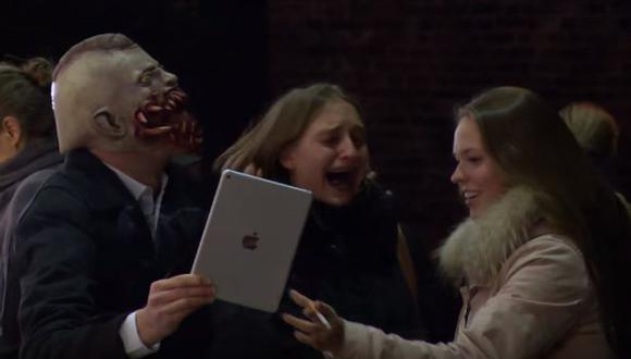 Espantó con máscara mujeres que veían su rostro en un iPad