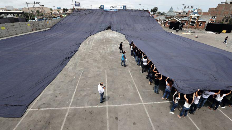 Los bolsillos del jean más grande del mundo tienen 10 metros de ancho. Se necesitaron 30 personas para estirarlos correctamente.