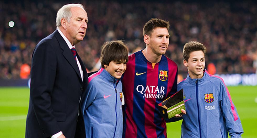 Messi recibe el trofeo de máximo goleador de la historia de la Liga. (Foto: Getty Images)