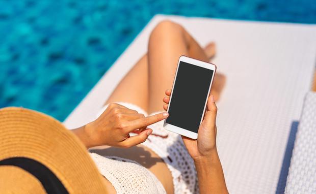 Usar tu celular bajo la luz directa del sol puede traer negativas consecuencias a su vida útil. (Foto: Shutterstock)